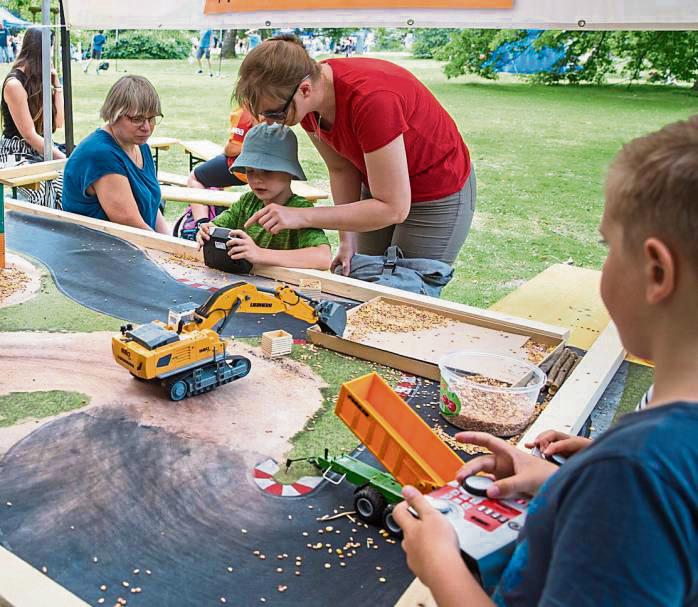 Am Stand des Jugend- und Familienbüros durfte der Nachwuchs in die Rolle von Landwirten, Baggerführern und Rennfahrern schlüpfen. Fotos: Bender