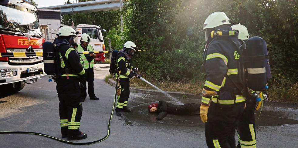 Ein Dummy am Boden gestaltete die Übung realistisch. Fotos: Feuerwehr Geseke