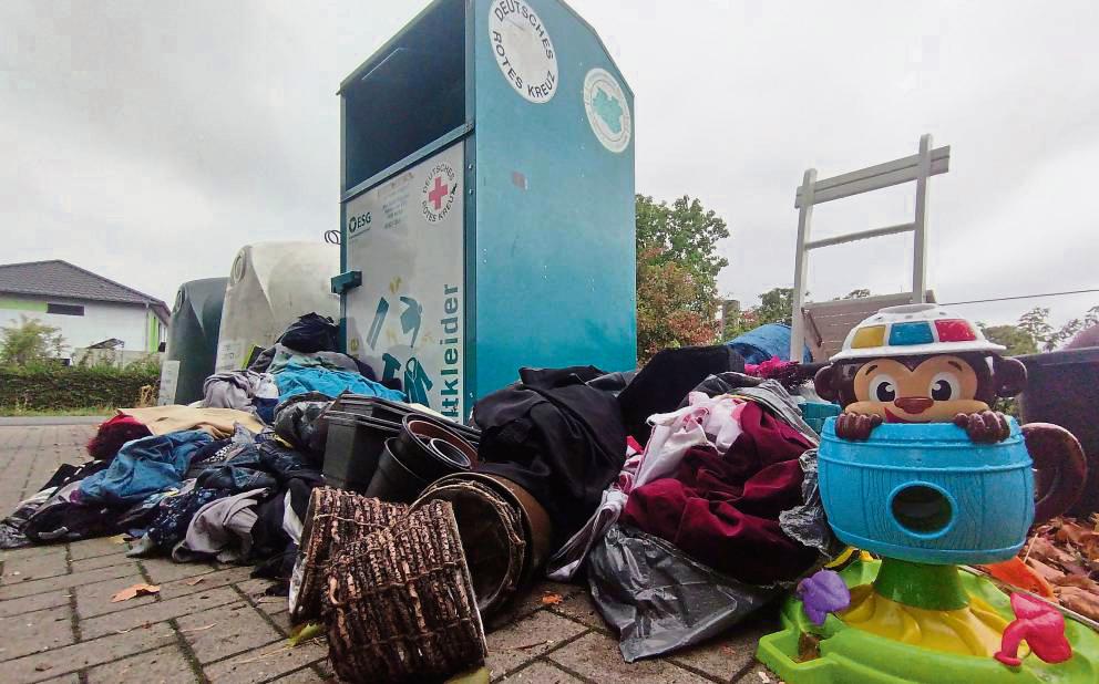 Container-Standorte (wie hier in Esbeck) verkommen immer mehr zu wilden Müllkippen. Für die Umweltsünder wird die Allgemeinheit zur Kasse gebeten. Archivfoto: Stefan Niggenaber