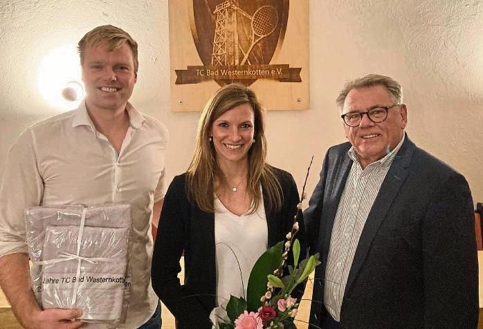 Im Vorstandsteam des TC Bad Westernkotten löst Fabian Erdmann (l.) als neuer Geschäftsführer seine Vorgängerin Jennifer Dahlhoff ab, der auch Vorsitzender Jochen Krüger (r.) für ihren Einsatz dankte.