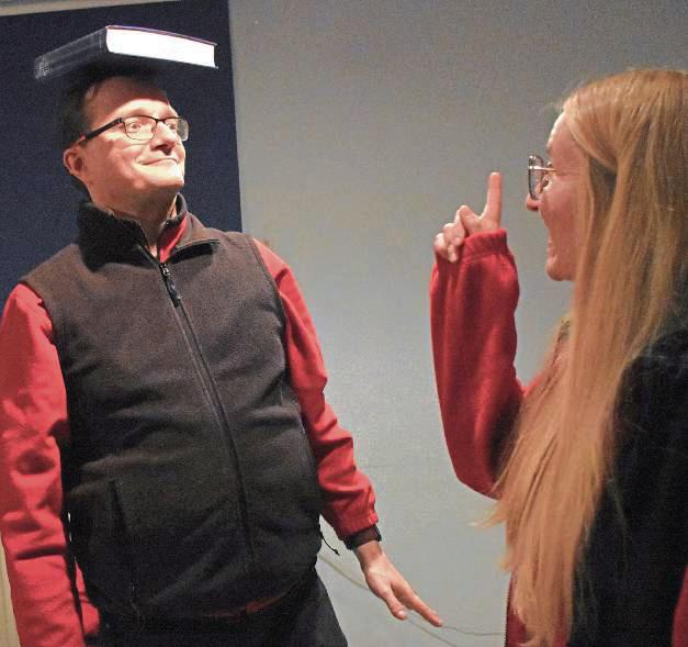 Laientheater – ein Balanceakt? Benjamin Riepegerste probierte es bei der Probe aus.