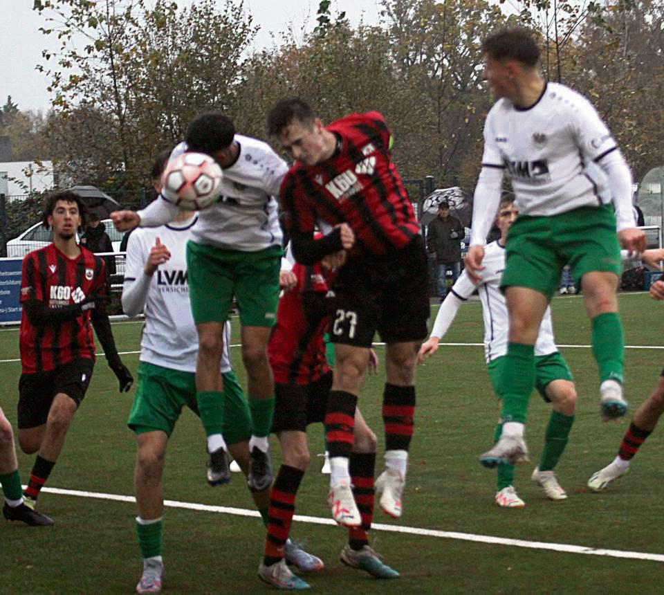 Richtig reinhängen wollen sich die A-Junioren des Spitzensreiters SV Lippstadt (in Schwarz-Rot) im Westfalenliga-Topspiel beim Tabellenzweiten Preußen Münster. Das Hinspiel (Spielszene) gewannen die Lippstädter knapp mit 1:0. Foto: Dannhausen
