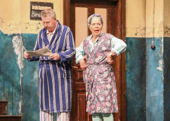 Heidi Mahler als Meta Boldt mit dem neuen Mieter, dem Steuerinspektor a.D. Ewald Brummer. Foto: Helga Wissing