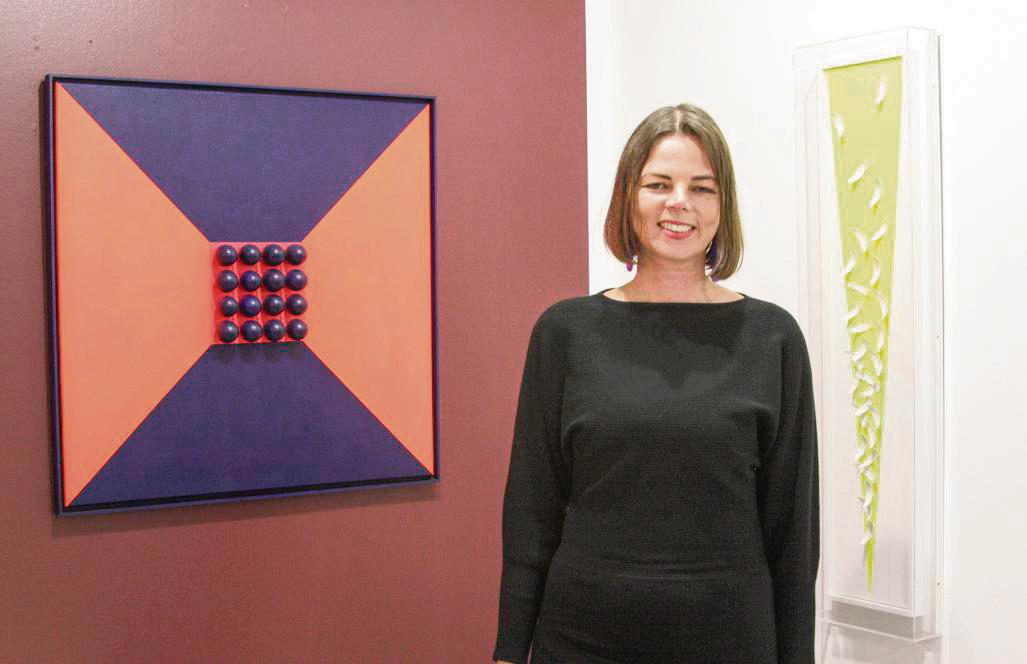 Elisabeth Herold vor einigen ihrer Arbeiten in der Lippstädter Popup-Galerie.