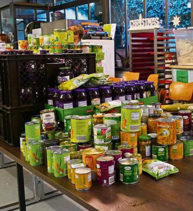 Mit haltbaren Lebensmitteln möchte der Verein Kia die Weihnachtstüten seiner Gäste füllen.