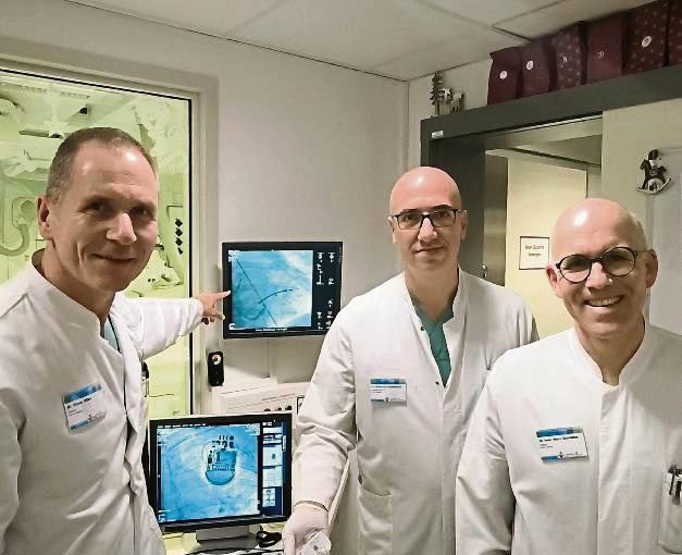 Neue Kompetenzen, die Mut machen: Dr. Elmar Offers (v. l.), Dr. Dimitrios Siamkouris und Dr. Marc Schlößer im Herzkatheterlabor des Dreifaltigkeits-Hospitals.