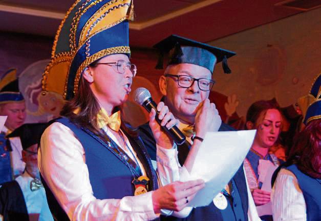 Elmar Remmert (re.) wurde als „Doctor humoris causa“ ausgezeichnet zum Geburtstag beglückwünscht. Fotos (2): Wissing