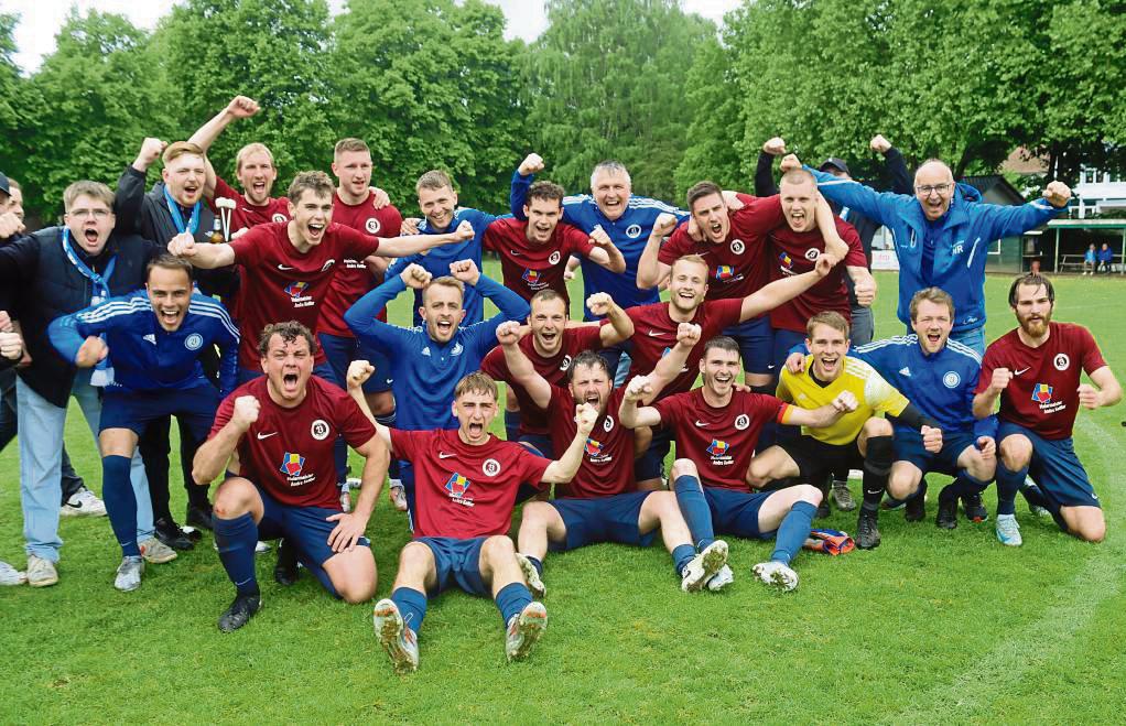 Am Ziel. Riesenjubel herrschte im Lager der TuS Belecke, denn mit einem 7:1-Erfolg bei der Cappeler Reserve machten die Belecker den A-Liga-Aufstieg perfekt. Fotos: Feichtinger