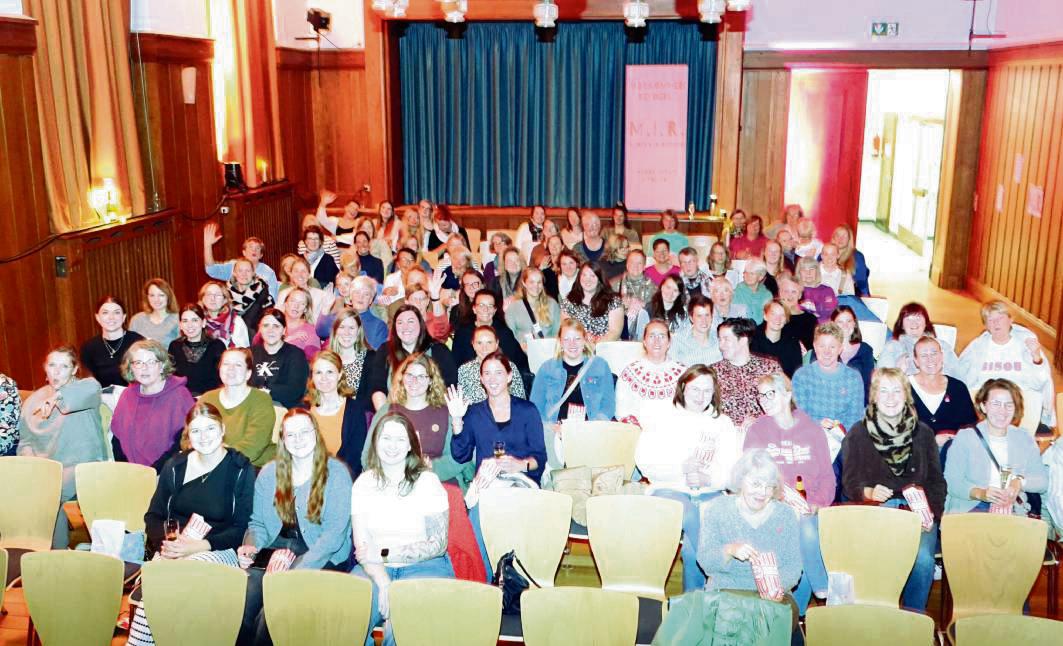 Viel Spaß hatten die „Mädels in Rüthen“ beim Filmabend in der Alten Aula. Foto: Marcus Kloer