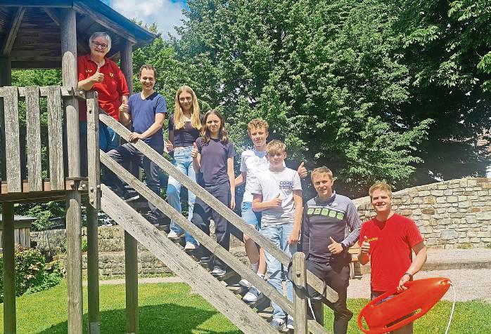 Die Rettungsschwimmer mit ihren Trainern.