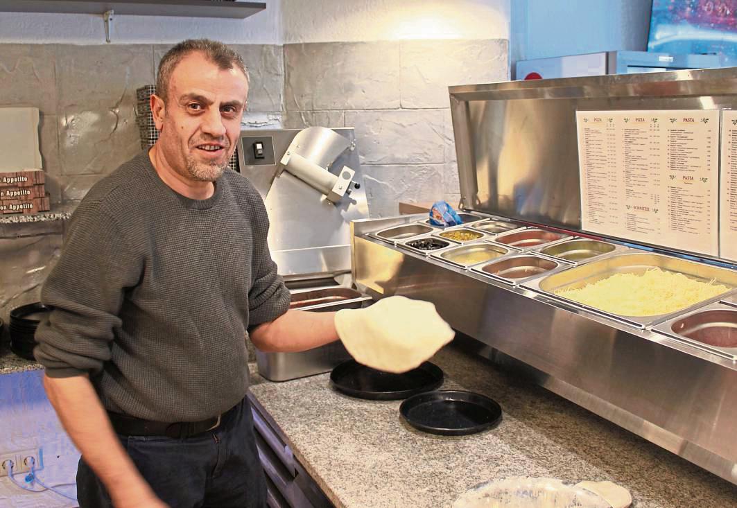 Ali Suliman ist als Koch bei Gabbiano eingestiegen und bereitet den Pizzateig frisch zu. Fotos: SOraya Dietz