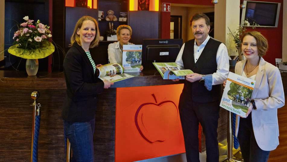 Das neue Gastgeberverzeichnis präsentierten Petra Blankenburg-Other und Hartwig Other (Akzent Hotel Jonathan) für die Gastgeber mit Ulrike Sindermann und Lisa Weinrich (KWL).