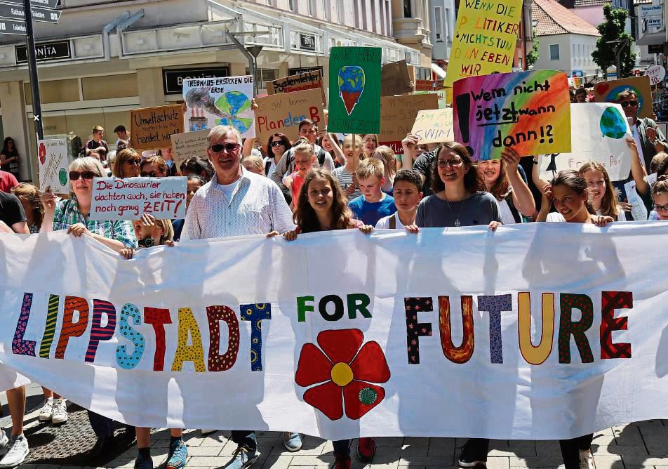 Juni 2019: Durch die Lange Straße in Lippstadt ziehen hunderte Teilnehmer, um für mehr Klimaschutz zu demonstrieren – vorneweg die Gruppe Lippstadt for Future. Archivfoto: Wapelhorst