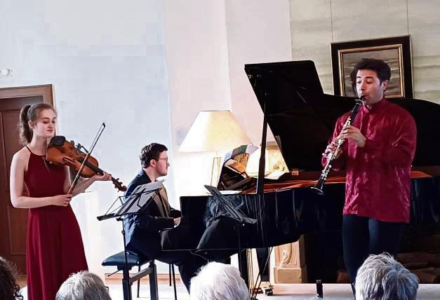 Jung, virtuos, international: Noa Wildschut (Geige), Frank Dupree (Klavier) und Pablo Barragán (Klarinette) bei ihrem Auftritt im Museum Abtei Liesborn. Foto: Boronowsky