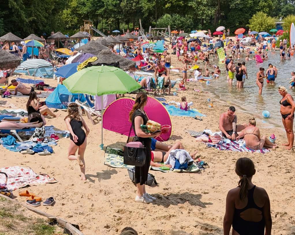 Schon früh war der Alberssee am Sonntag so voll, dass die Stadt durchgriff. Foto: Raestrup