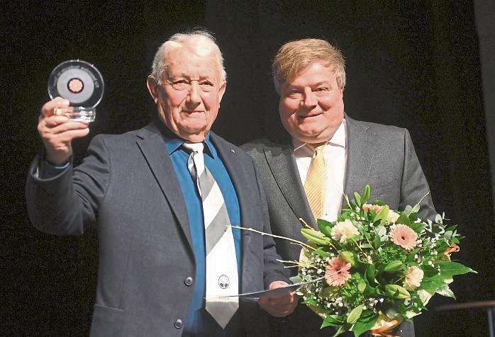Reichlich Applaus erntete Karl-Heinz „Spraddel“ Niemczok, der zum Funktionär des Jahres gekürt wurde. Die Ehrenplakette überreichte ihm Bürgermeister Arne Moritz.