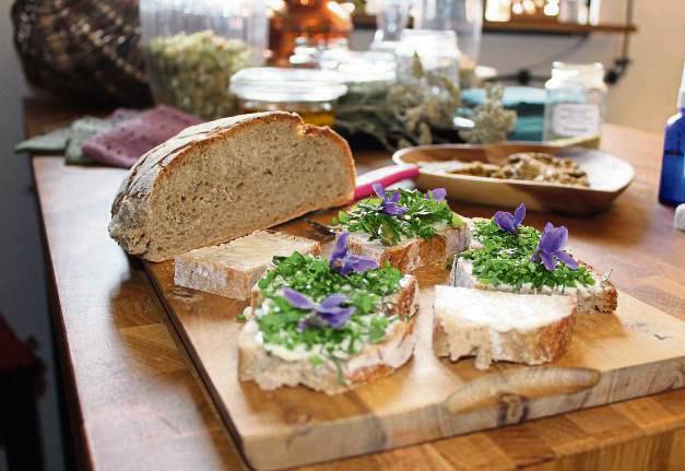 Kräuter auf dem Brot, in Seifen, festem Shampoo, Cremes oder als Tee. All das stellt Kräuterfrau Petra Böttcher selbst her. Fotos: Mintert