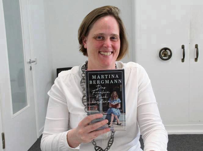Martina Bergmann mit ihrem zweiten Roman „Das Fräulein Buchhändlerin“. Foto: Balzer