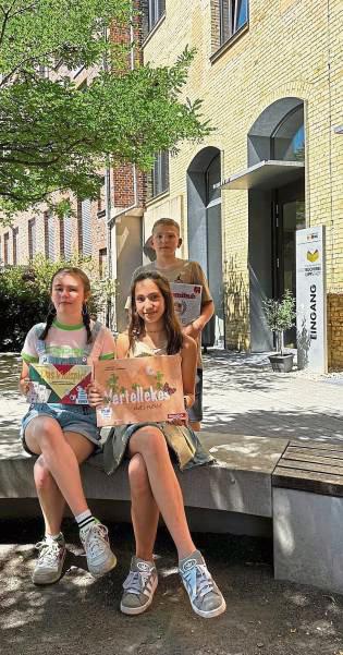 Maxim, Ivy und Litizia verrichten am Montag, 7. Juli, ihr „Tagwerk“ in der Thomas-Valentin-Stadtbücherei.