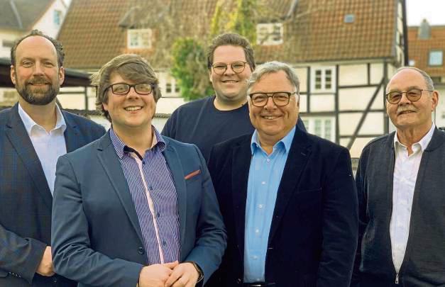 Rückendeckung bekommt Bastian Weber (2.v.l.) von Jens Behrens, seinem Stellvertreter Niclas Dittrich, dem SPD-Fraktionsvorsitzenden im Kreistag, Christian Klespe, und Pressesprecher Werner Kirsch (v.l.). Foto: Kienbaum
