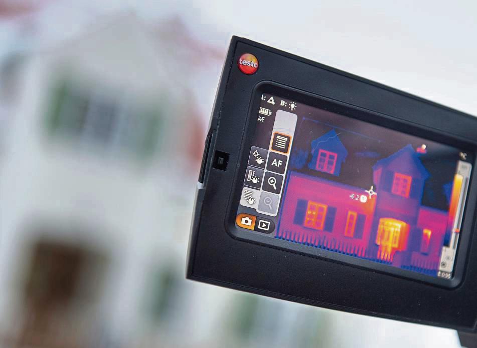 Bei einer Thermografie können Experten mithilfe einer Wärmebildkamera Wärmebrücken und entsprechende Schwachstellen an Wohngebäuden aufspüren. Foto: Tobias Hase (dpa)
