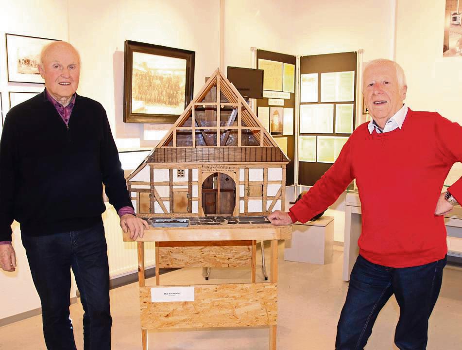 Joe Schulte und Rudi Fischer (v.l.) erhalten den Heimatpreis der Gemeinde Anröchte. Im Steinmuseum trafen sie nun aufeinander. Foto: Meschede