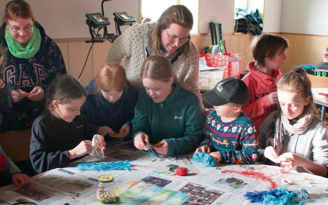 Die Wichtelwerkstatt auf dem Clemensmarkt in Kallenhardt lädt wieder zum Basteln ein. Archivfoto: Isabella Biermann