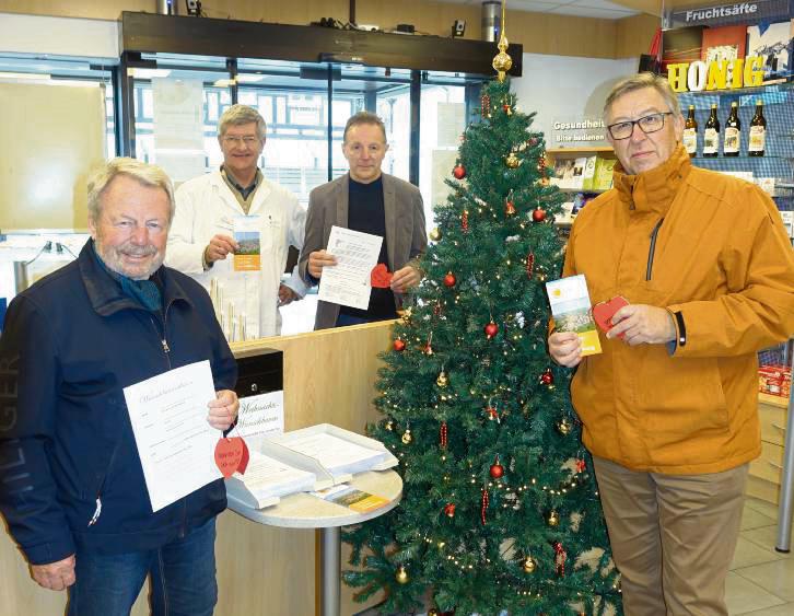 Auf eine erfolgreiche Weihnachtswunschbaum-Aktion freuen sich (v.l.): Volker Dumschat (Bürgerstiftung), Eckart Tannhäuser (Hirsch-Apotheke), Reinhard Mehn (Caritas-Sozialstation), Hans-Josef Wessel (Bürgerstiftung). Foto: Marcus Kloer