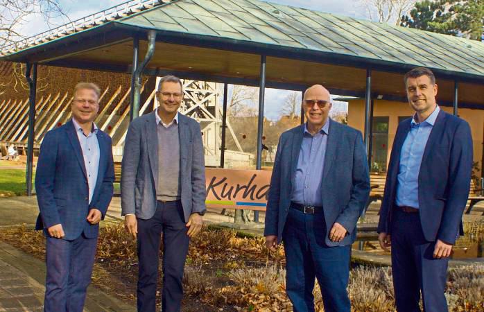 In Bad Westernkotten tauschten sich aus (v.l.): Mike Bernasco, Geschäftsführer der Heilbad Westernkotten GmbH, Ronald Claaßen (künftiger Geschäftsführer Heilbäderverband und Gesundheitsagentur), Achim Bädorf (aktueller Geschäftsführer) und Malte Dahlhoff (Bürgermeister Bad Sassendorf; Vorsitzender Heilbäderverband und Gesundheitsagentur).