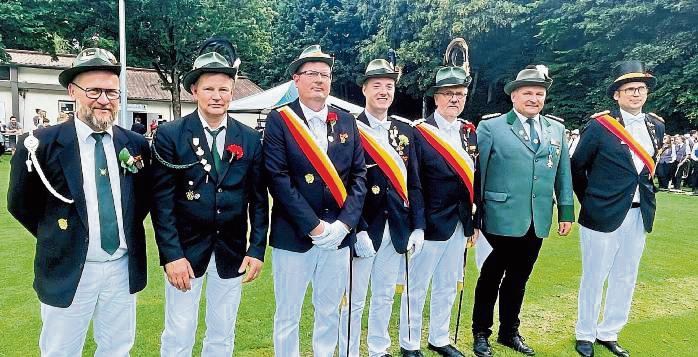 Michael Lenze (v.l.), Rolf Zwanziger, Bernd Laux und Frederik Kasperski wurden von Ulrich Köster (Oberst), Christoph Kabus und Ingmar Krinke (beide Kreisschützenbund) geehrt.