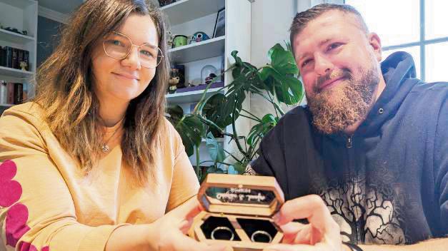 Die Ringe sind schon da: Jennifer und Sebastian Hecken haben sich für eine freie Trauung entschieden. Foto: Raestrup