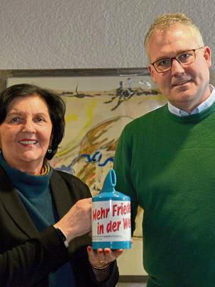 Spendenübergabe: Eva Irrgang erhält die Spende für den Volksbund Deutsche Kriegsgräberfürsorge von Thomas Gerwin.