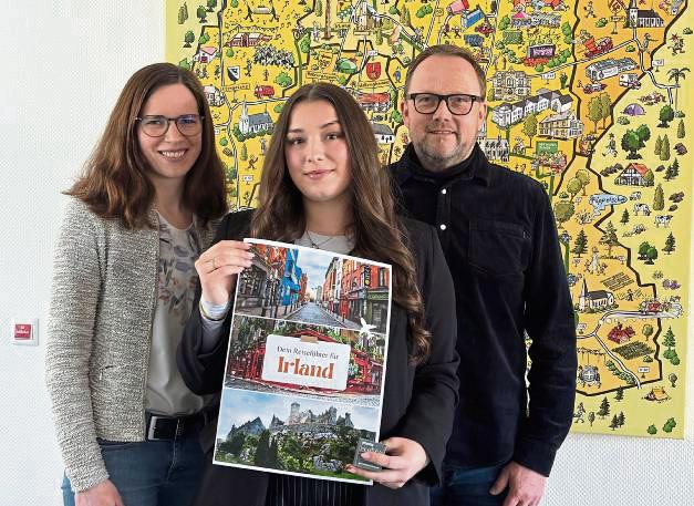Praktikum in Irland: Azubi Jolyn Janesch (Mitte), Julia Redder und Alfred Schmidt. Foto: Meschede