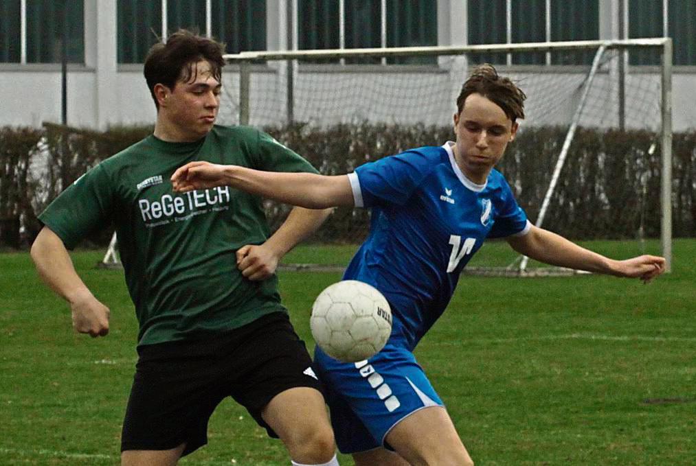 Eine klare Angelegenheit war das A-Junioren-Duell zwischen BW Lipperbruch (in Blau) und den Gästen von der JSG Allagen/Sichtigvor. Mit 5:1 siegten die Gastgeber. Foto: Dannhausen