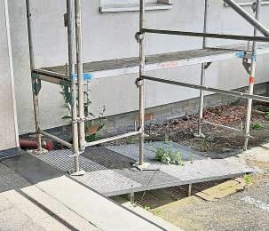 Ein Baugerüst versperrte den barrierefreien Zugang zum Wahllokal. Foto: BG
