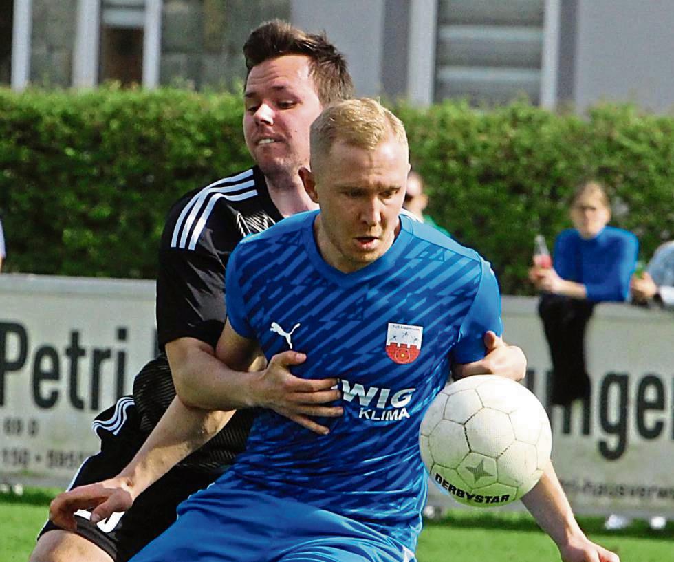Die Gäste aus Lipperode (in Blau) starteten bei BW Lipperbruch fokussiert, verloren aber den Faden und mussten sich am Ende mit einem 0:0 zufrieden geben. Foto: Brand