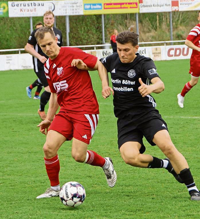 Ein höchst unterhaltsames Spiel gewann RW Horn (in Rot) gegen Germania Esbeck mit 4:3. Foto: Schnieder