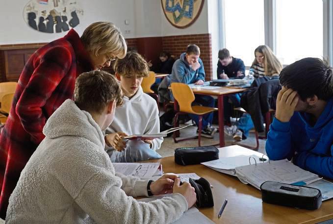 Gemeinsamer Blick in die Zukunft: Dorothee Feller im Austausch mit Schülern, Lehrern und Eltern.