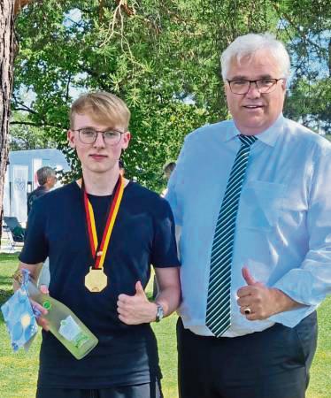 Sportschütze Konstantin Rudi holte den Meistertitel für den SSV Bad Westernkotten. Ihm gratulierte auch Dr. Maik Hollmann, der Präsident des westfälischen Schützenbundes.