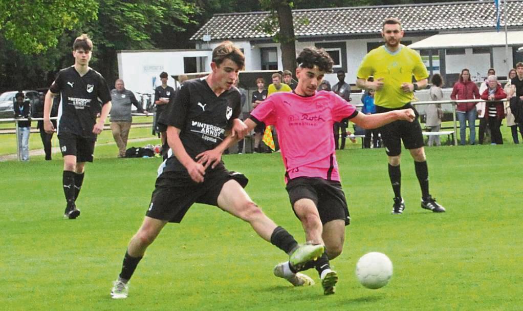 Bei den B-Junioren gewann der SuS Cappel (in Pink) das Ligapokal-Finale beim SC Lippstadt mit 3:0. Dabei verteilte die gastgebende Mannschaft drei Geschenke. Foto: Dannhausen