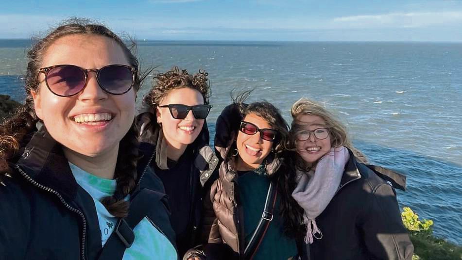 In ihrer Freizeit beim Auslandspraktikum hat Sara Demmer aus Horn (r.) zusammen mit ihren Kolleginnen Irland entdeckt. An der Küste gab es sehenswerte Wanderrouten entlang der Klippen. Foto: Sara Demmer/ Kreis Soest