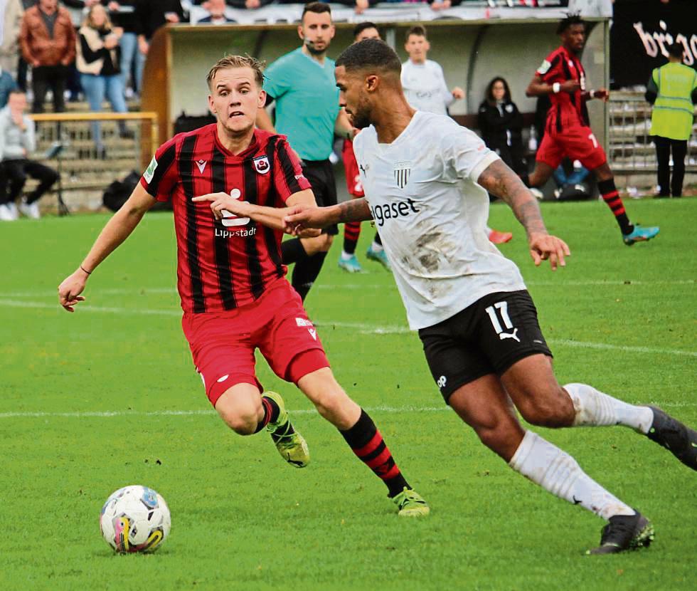 Torschütze beim 3:1-Erfolg in Bocholt: Es war Lars Holtkamps (l.) einziger Saisontreffer in der Regionalliga West. „Da besteht auf jeden Fall Steigerungspotenzial“, zeigt sich der 21-Jährige durchaus selbstkritisch. Foto: Heinke
