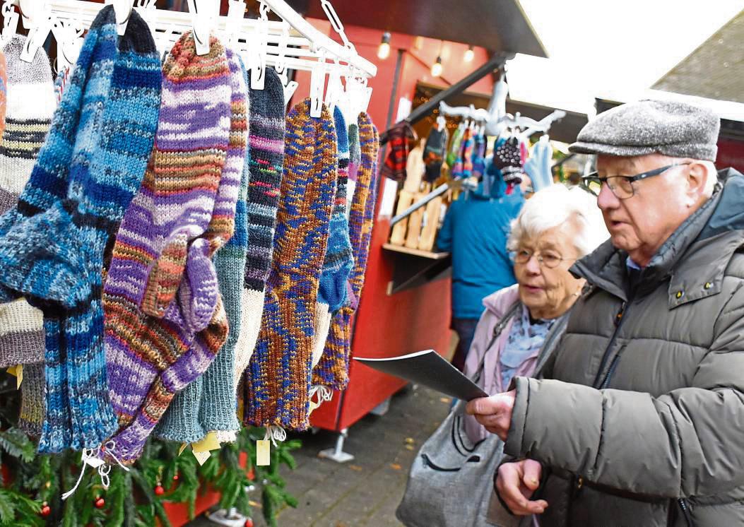 Geschenkartikel und selbstgestrickte Socken? Das Angebot kam bei den Besuchern des Erwitter Weihnachtsmarktes gut an. Fotos: Georg Giannakis