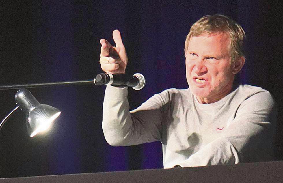 Roland Jankowsky, besser bekannt als TV-Kommissar Overbeck, erweckt mit seiner einzigartigen Stimme lustige Kriminalgeschichten zum Leben. Foto: Bertermann