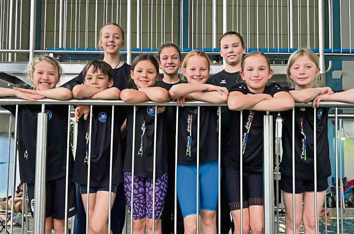 Gute Laune herrschte im Lager der Teutonen-Schwimmer nach dem Wettkampf beim TuS Velmede-Bestwig. (v.l.): Emilia Bartmeier, Franz Werner, Marike Floren, Carla Vorderstraße, Sofia Tassis, Mia Militzer, Milena Schober, Maia Kappel und Leni Thomas von Teutonia Lippstadt.