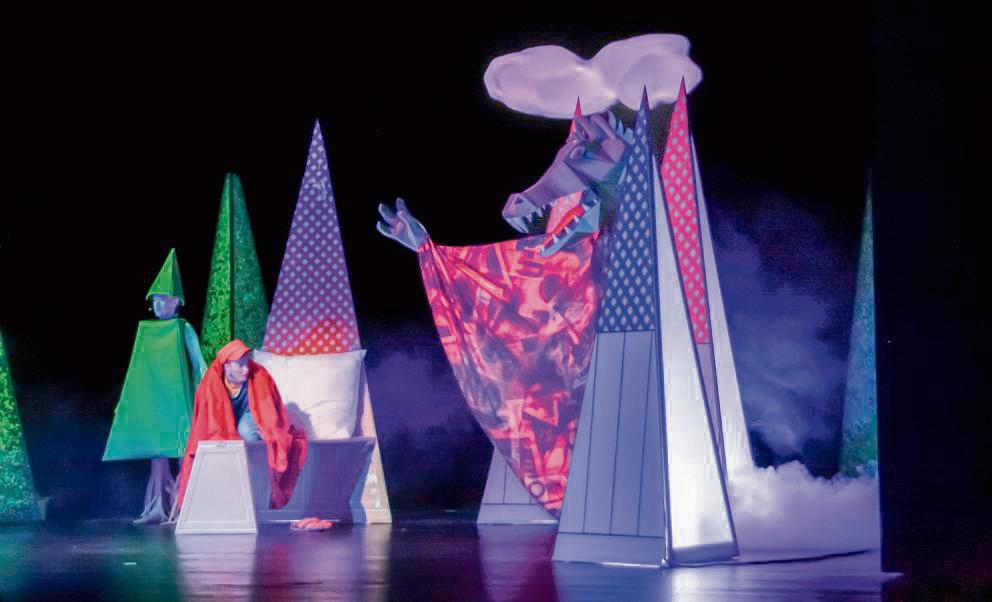 Der imposante Drache erschreckt nicht nur das Bäumchen und den kleinen Fredo, sondern auch einige Kinder im Publikum. Foto: Helga Wissing