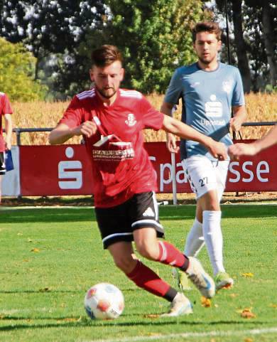 Ihre Offensivqualitäten wollen die Geseker (in Rot) auch in Dedinghausen unter Beweis stellen. Foto: Heiner Schnieder