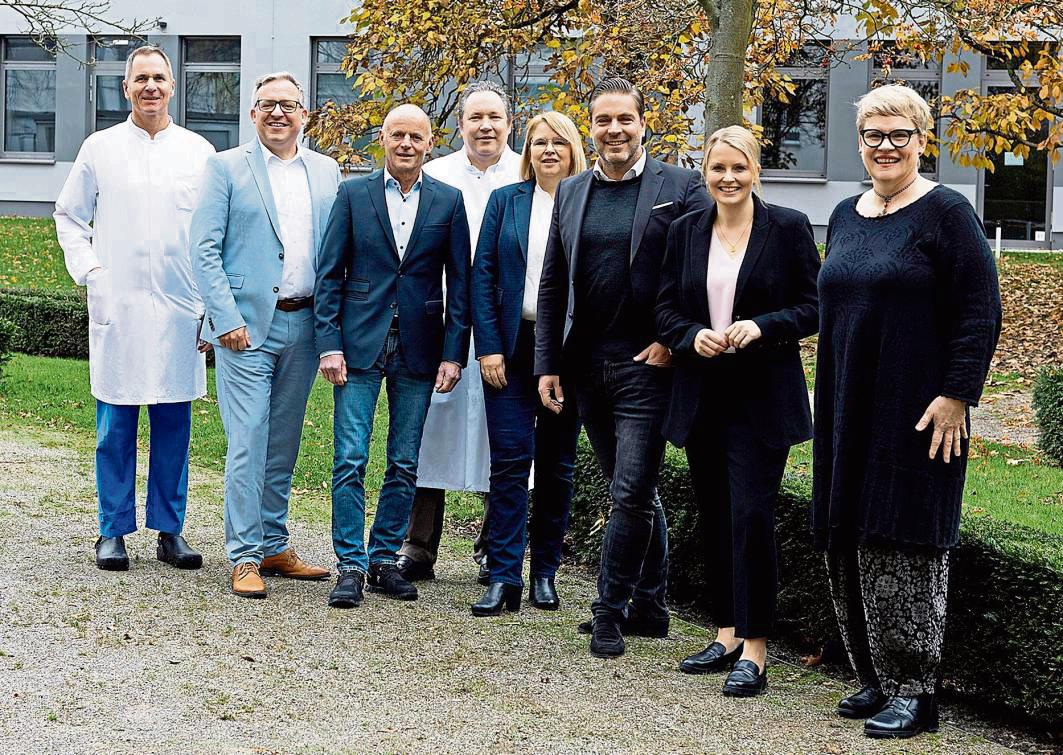 Die Krankenhausbetriebsleitung des Klinikums Lippstadt (v.l.): Dr. Elmar Offers (Ärztlicher Direktor, Betriebsstätte Klosterstraße), Christopher Brandes (Personaldirektor), Friedel Grawe (Pflegedirektor, Betriebsstätte Wiedenbrücker Straße), Priv.-Doz. Dr. Ingo Meister (Ärztlicher Direktor, Betriebsstätte Wiedenbrücker Straße), Marion Schürmann (Finanzdirektorin), Hauke Schild (Geschäftsführer), Nina Sunderkemper (Betriebsdirektorin) und Manuela Düssel (Pflegedirektorin, Betriebsstätte Klosterstraße).