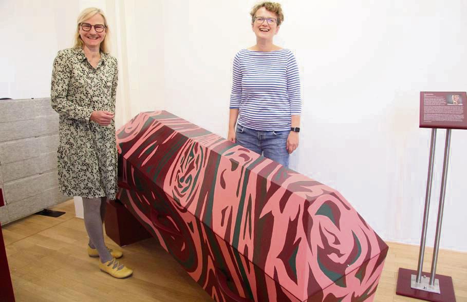 Museumsleiterin Dr. Christine Schönebeck und Dr. Ute Koch vom LWL-Museumsamt mit einem Sarg, der zu Lebzeiten schon als Bücherregal genutzt werden kann. Fotos: Balzer