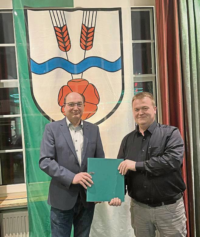 Stefan Grote (l.), Vorsitzender der Kirchspiel-Schützenbruderschaft Hörste, übergab die Amtsgeschäfte des Lippstädter Stadtschützenrings an Jürgen Dewerth, Vorsitzender des Lipperoder Schützenvereins. Foto: Schnieder